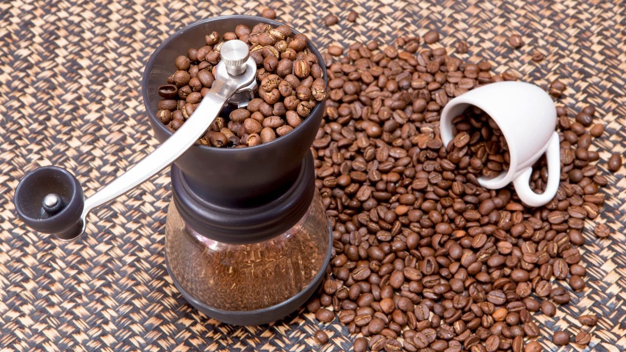 Here's How to Grind Coffee Beans Best! FnB Tech Indonesia